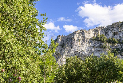 Falaise rocheuse dans les gorges de l'Ardèche