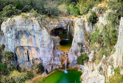Le Gour de la Sompe, et sa cascade, en Sud Ardèche