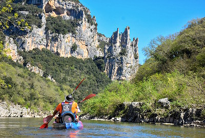 Canoë navigant sur l'Ardèche au niveau de la Cathédrale