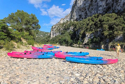Canoës entreposés sur une plage des gorges de l'Ardèche