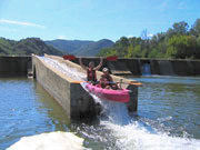 Glissière pour canoë sur l'Ardèche